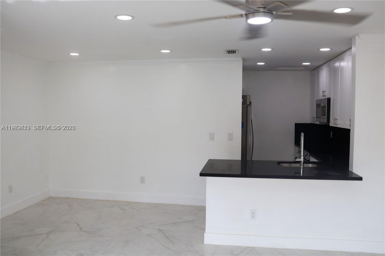 2550 W 67th Pl , Unit 22-32, Hialeah, FL 33016 Photo