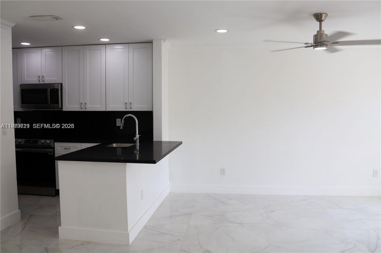 2550 W 67th Pl, Unit 22-32, Hialeah, FL 33016 Photo