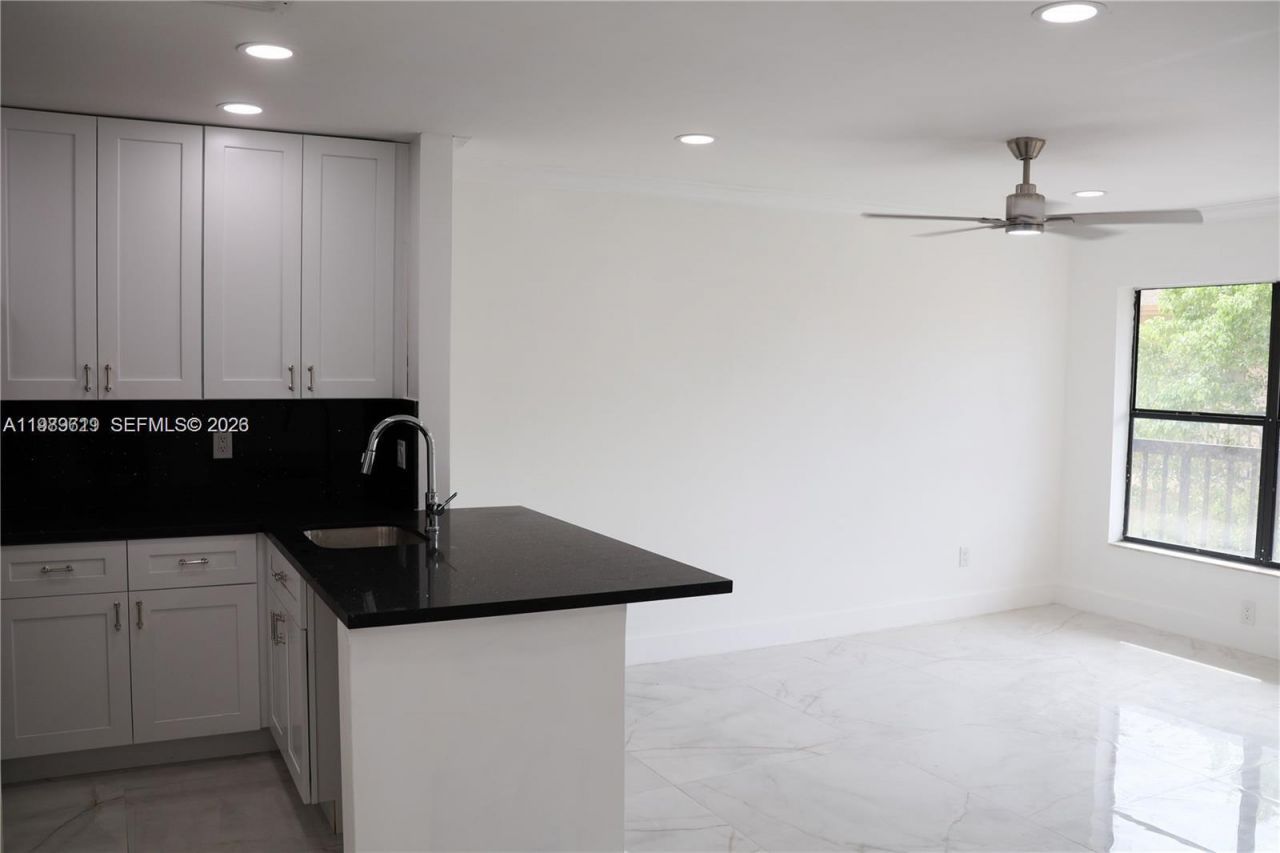 2550 W 67th Pl , Unit 22-32, Hialeah, FL 33016 Photo