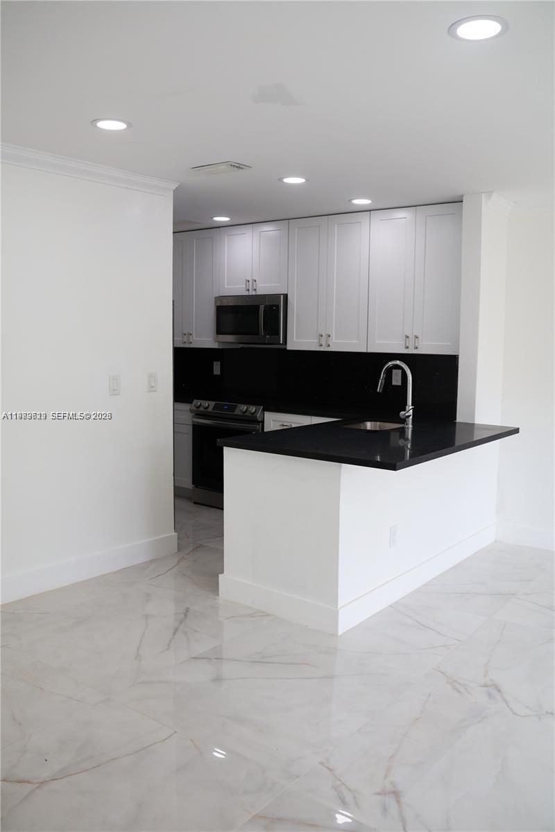 2550 W 67th Pl, Unit 22-32, Hialeah, FL 33016 Photo