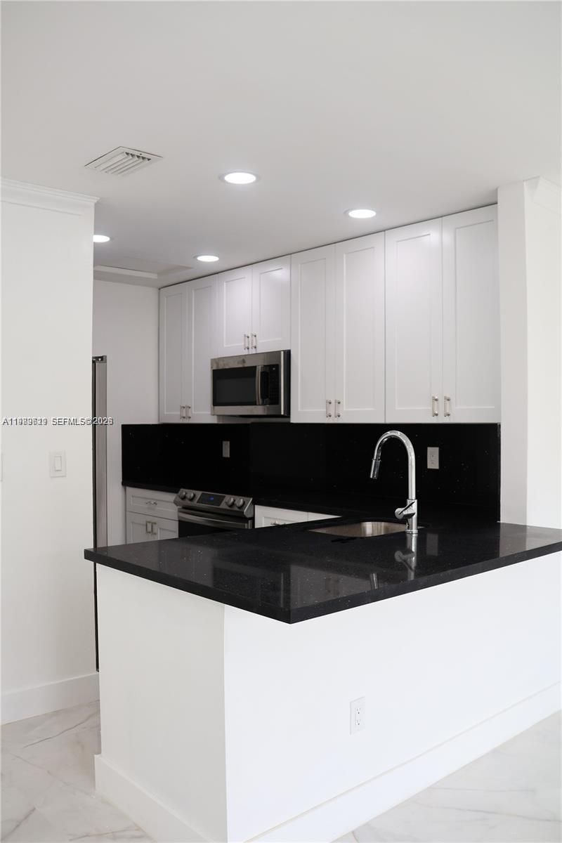 2550 W 67th Pl , Unit 22-32, Hialeah, FL 33016 Photo