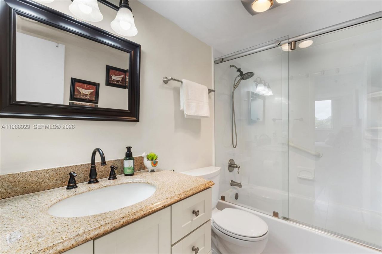 9420 S Hollybrook Lake Dr, Unit 206, Pembroke Pines, FL 33025 Photo