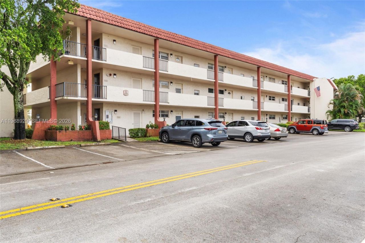 9420 S Hollybrook Lake Dr, Unit 206, Pembroke Pines, FL 33025 Photo