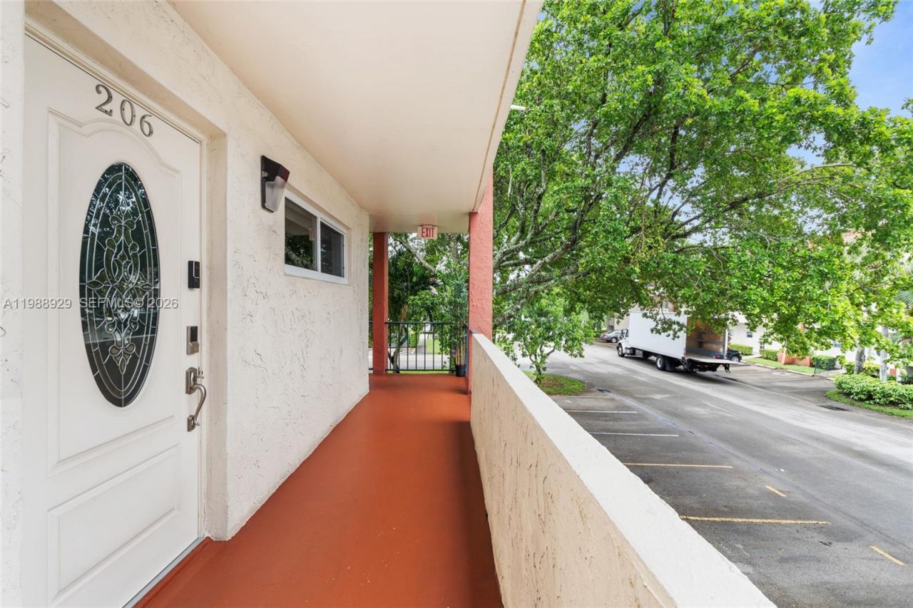 9420 S Hollybrook Lake Dr, Unit 206, Pembroke Pines, FL 33025 Photo
