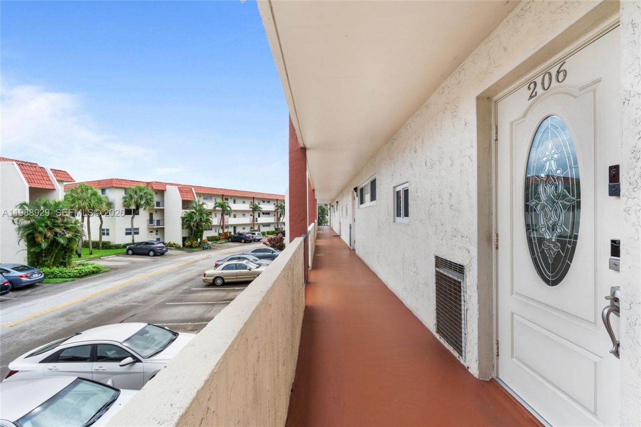 9420 S Hollybrook Lake Dr, Unit 206, Pembroke Pines, FL 33025 Photo