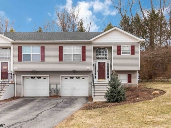 32 Oak Point Dr, Hamburg, NJ 07419