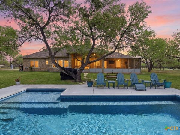 105 Old Campbell Road , Seguin, TX 78155