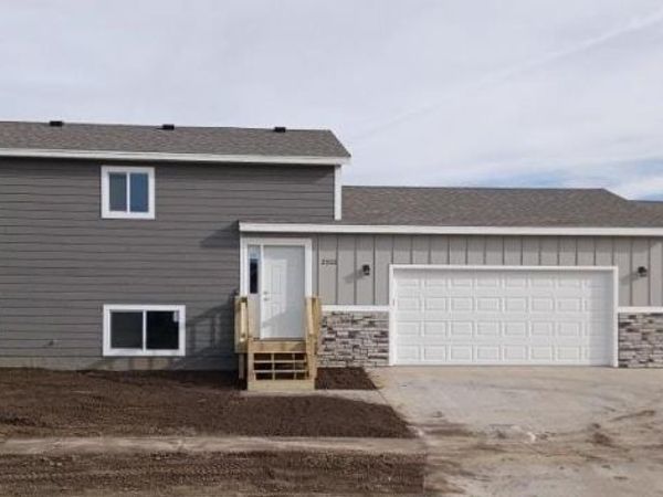 2512 N Bent Grass Ct, Sioux Falls, SD 57107