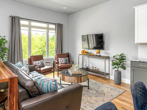 960 Youngs Ln , Nashville, TN 37207