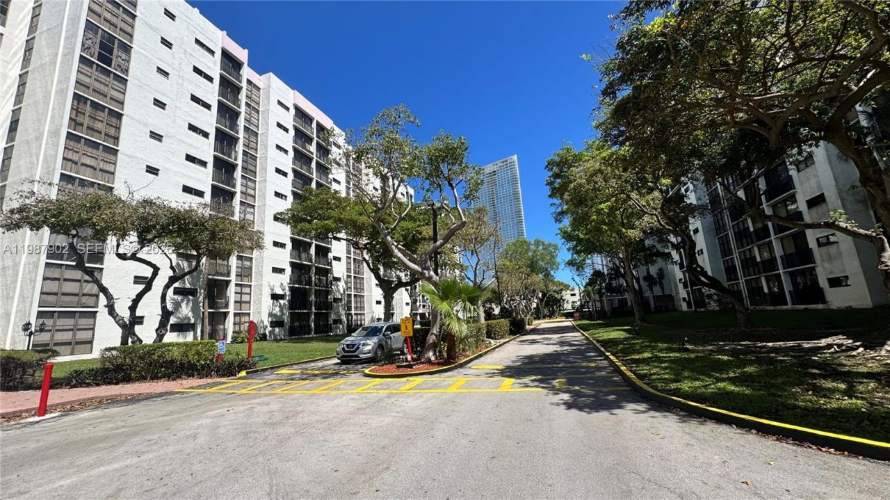 17021 N Bay Rd, Unit 1015, Sunny Isles Beach, FL 33160 Photo