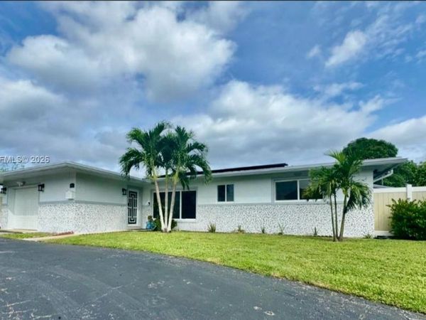 4861 NW 7th St, Plantation, FL 33317