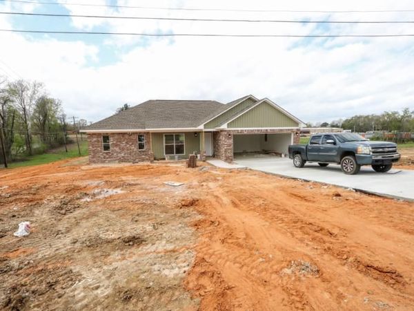 105 Lakeview Dr., Guntown, MS 38849