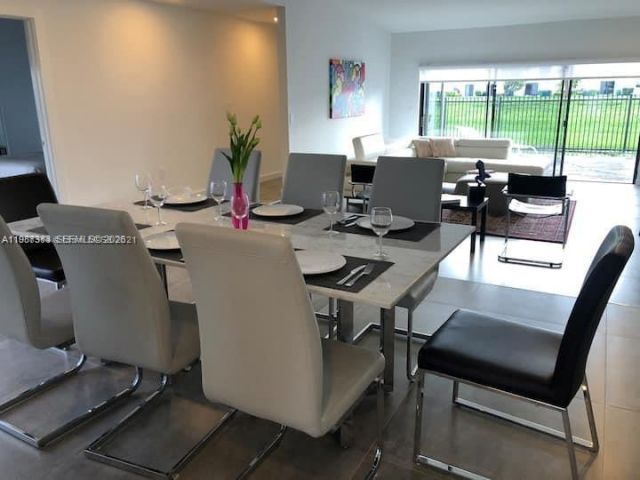 534 NE 195th St, Miami, FL 33179 Photo