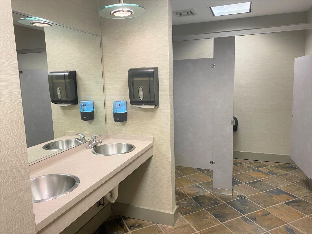 710 Johnnie Dodds Boulevard  Photo 14