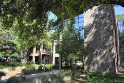 710 Johnnie Dodds Boulevard  photo 4