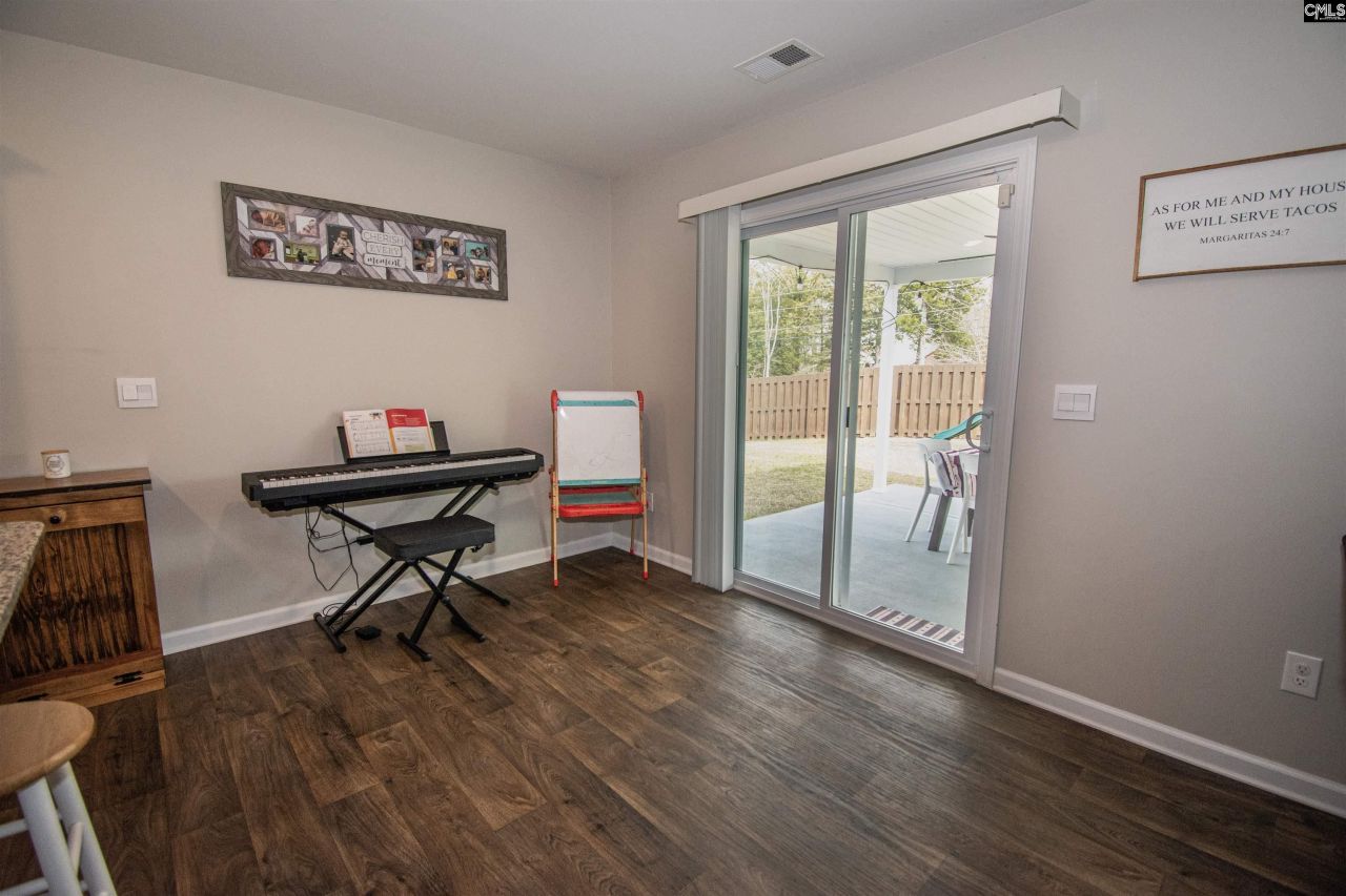 308 Throne Court  Photo 16