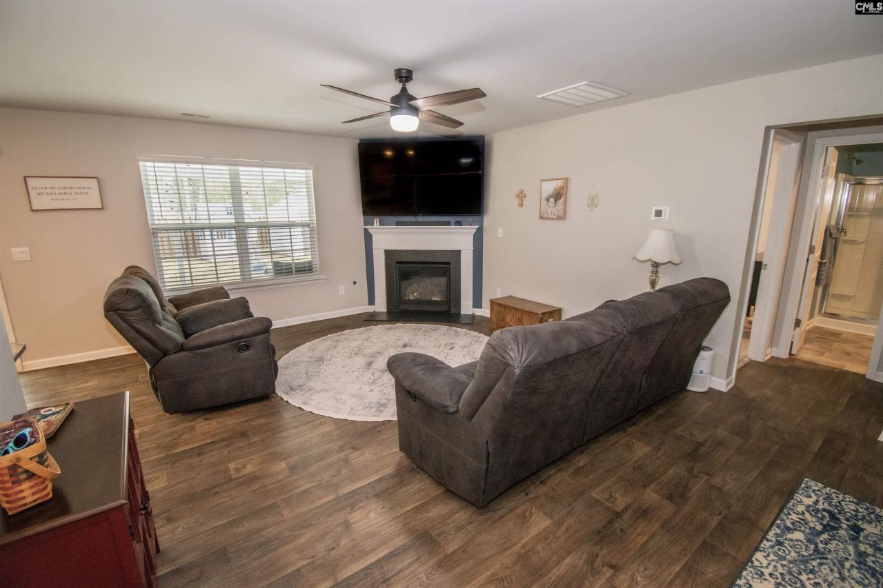 308 Throne Court  Photo 17