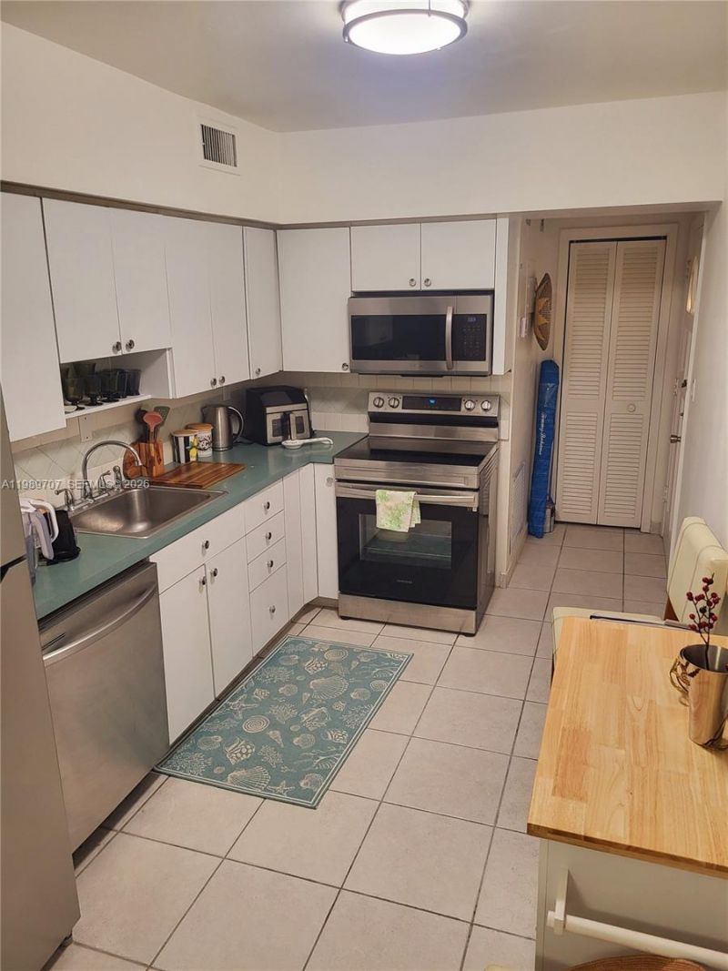 1020 94th St , Unit 302, Bay Harbor Islands, FL 33154 Photo