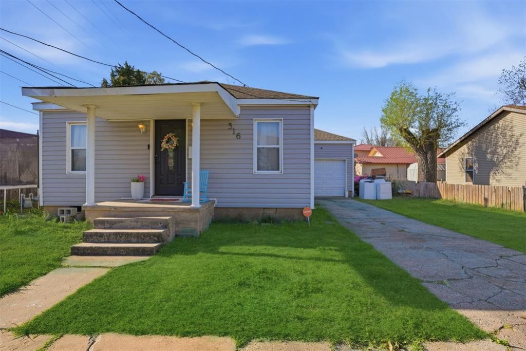 316 W 6th Street, Cordell, OK 73632 Main Photo