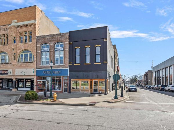 74 E CENTRAL PARK Plaza, Jacksonville, IL 62650