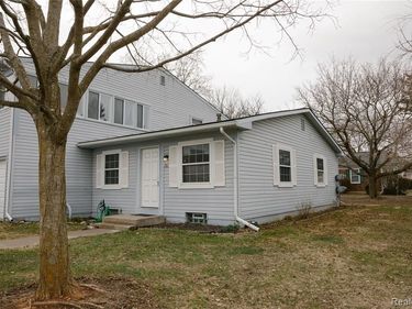 207 Neptune Drive, Walled Lake, MI 48390