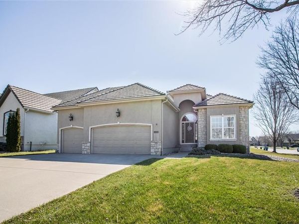 405 NW Greenview Drive, Lee's Summit, MO 64064