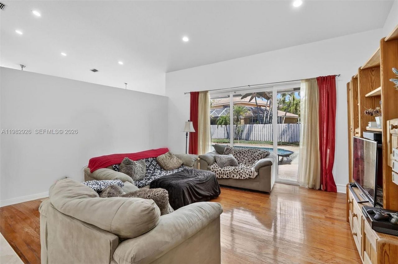 1583 NW 182nd Way , Pembroke Pines, FL 33029 Photo