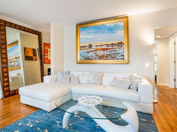 113 SW 2nd St , Hallandale Beach, FL 33009