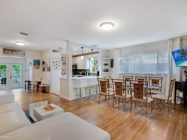 113 SW 2nd St, Hallandale Beach, FL 33009