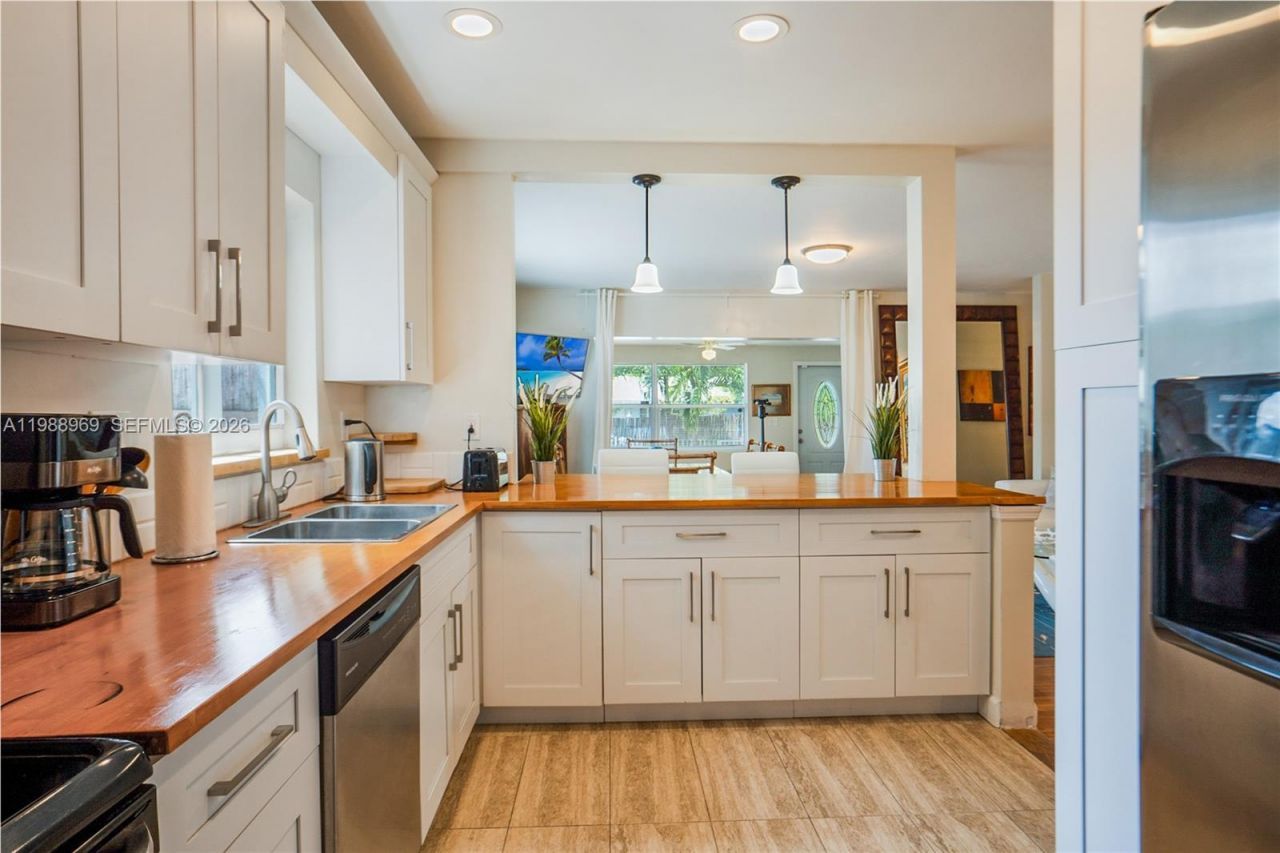 113 SW 2nd St , Hallandale Beach, FL 33009 Photo