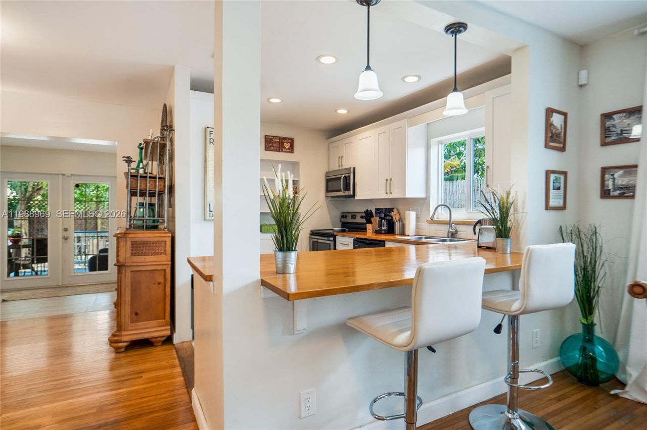 113 SW 2nd St , Hallandale Beach, FL 33009 Photo