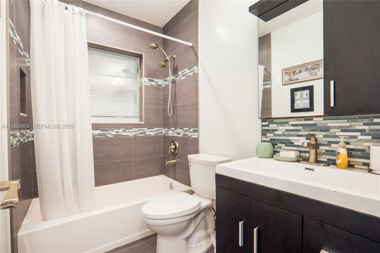 113 SW 2nd St , Hallandale Beach, FL 33009 Photo