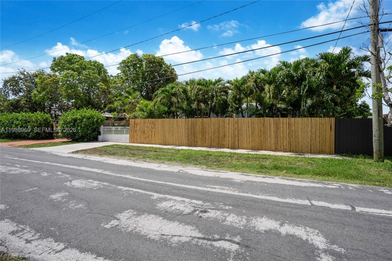113 SW 2nd St, Hallandale Beach, FL 33009 Photo