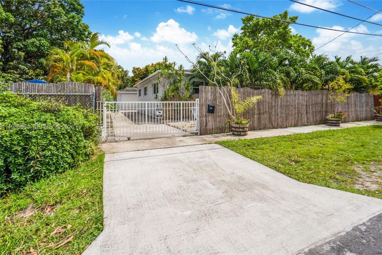 113 SW 2nd St , Hallandale Beach, FL 33009 Photo