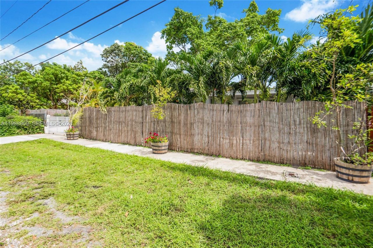 113 SW 2nd St, Hallandale Beach, FL 33009 Photo
