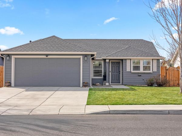 3174 SW Cascade Avenue, Redmond, OR 97756