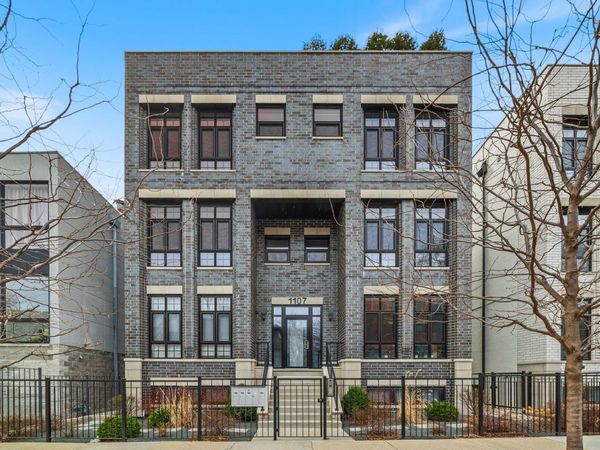 1107 W Chestnut Street, Unit 1W, Chicago, IL 60642