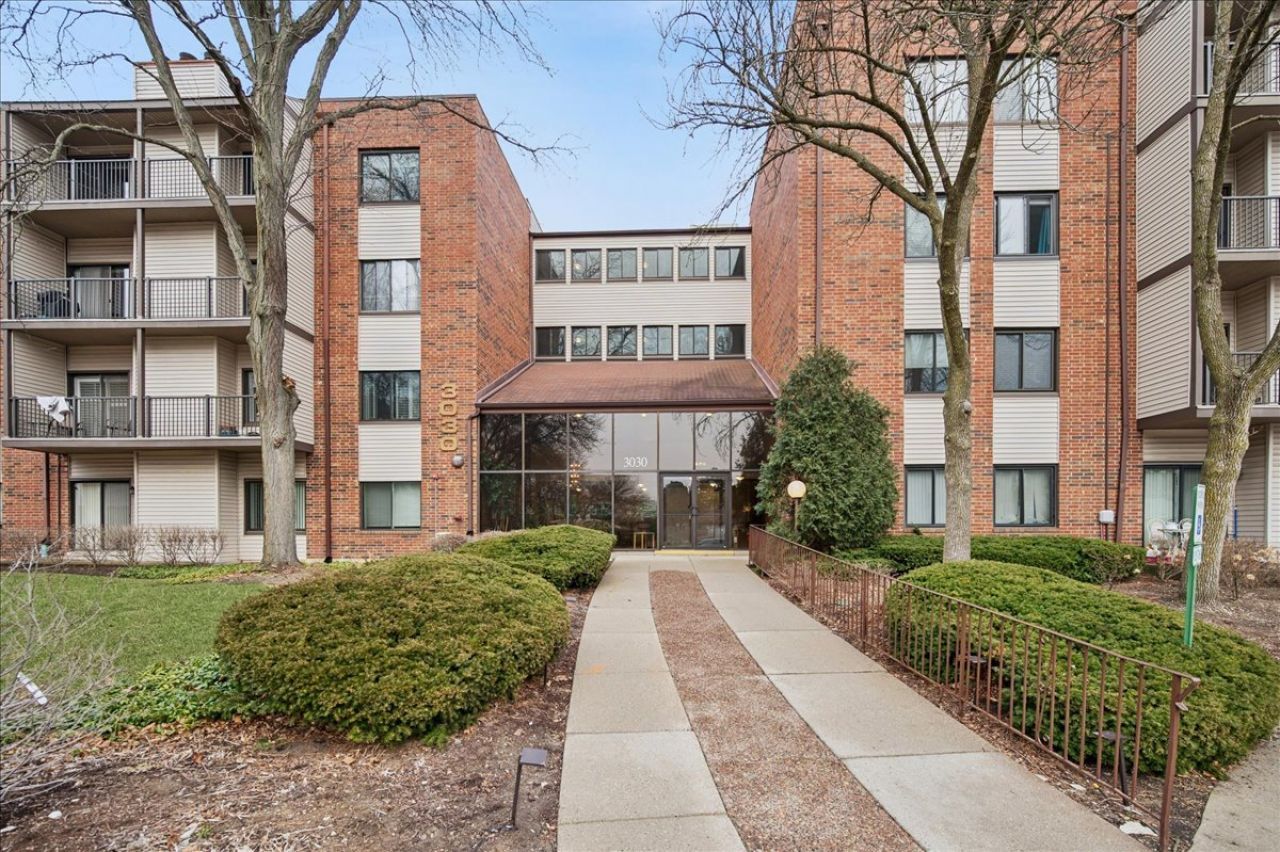 3030 Pheasant Creek Drive , Unit 402, Northbrook, IL 60062 Main Photo