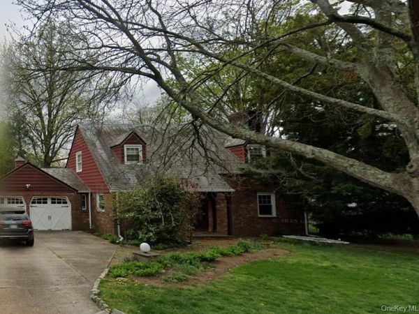 200 Howard Street , East Williston, NY 11596