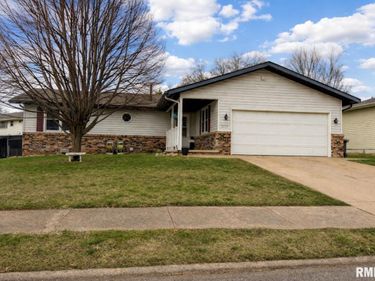 2233 AUTUMN Drive, Pekin, IL 61554