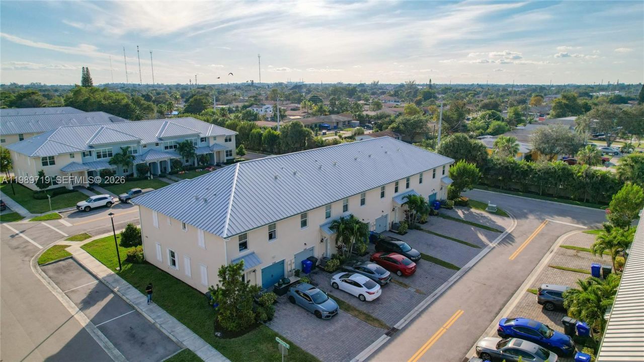 1240 Eucalyptus Dr , Unit 4, Hollywood, FL 33021 Photo