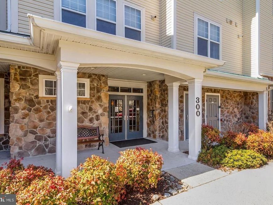 300 High Gables Drive, Unit 305, Gaithersburg, MD 20878 Main Photo