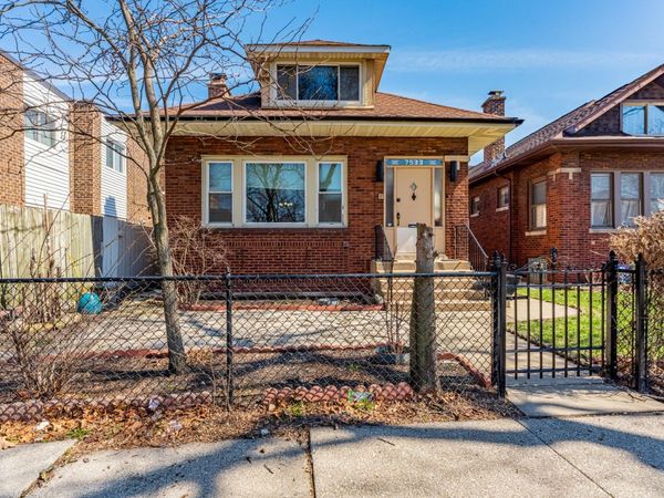 7533 N Ridge Boulevard , Chicago, IL 60645