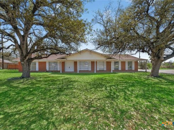 514 Hospital Boulevard, Floresville, TX 78114
