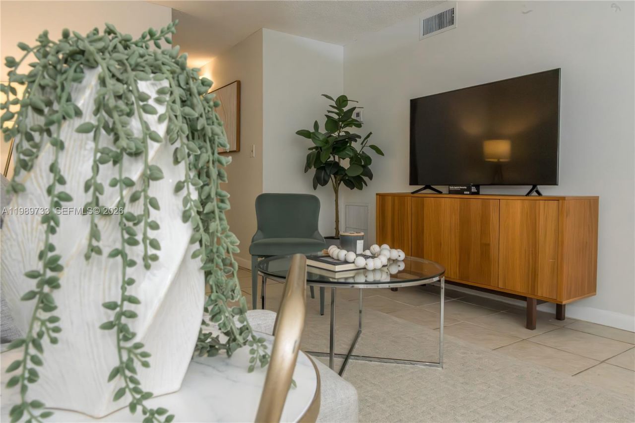 6675 W 4th Ave , Unit 203, Hialeah, FL 33012 Photo