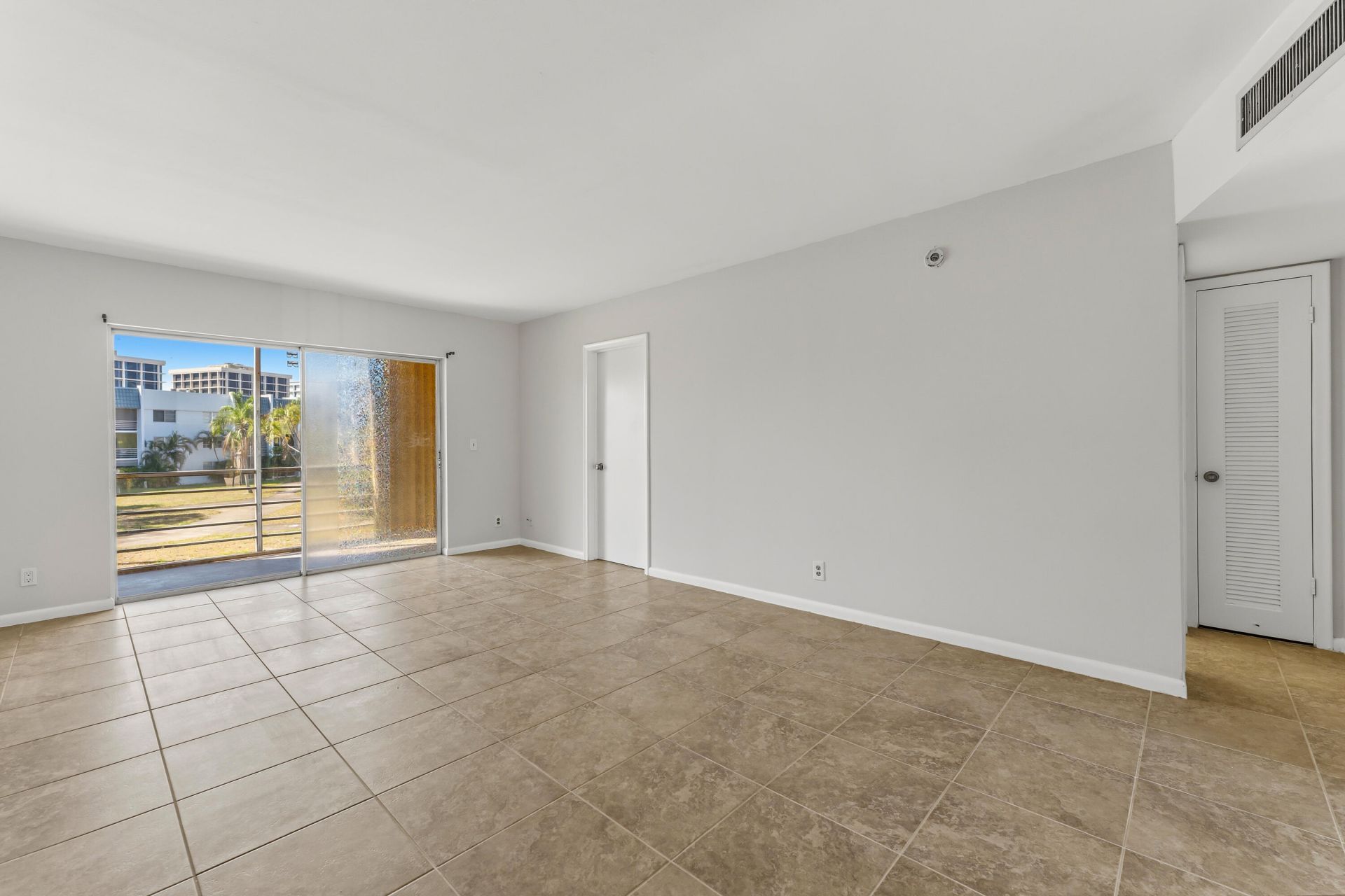 1638 Embassy Drive, Unit 208, West Palm Beach, FL 33401 Photo