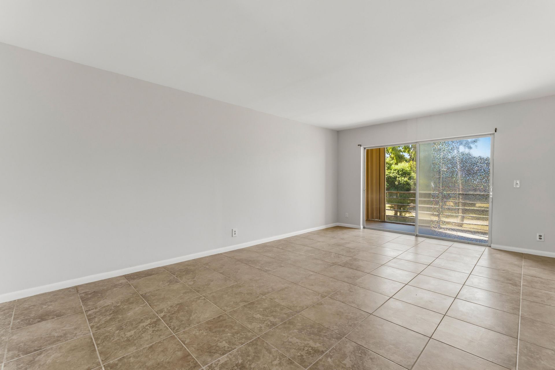 1638 Embassy Drive, Unit 208, West Palm Beach, FL 33401 Photo