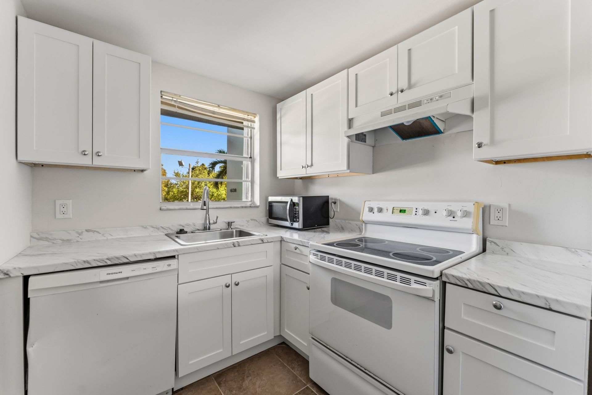 1638 Embassy Drive, Unit 208, West Palm Beach, FL 33401 Photo