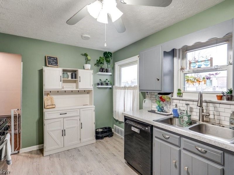 13513 York Boulevard, Garfield Heights, OH 44125 Photo 10