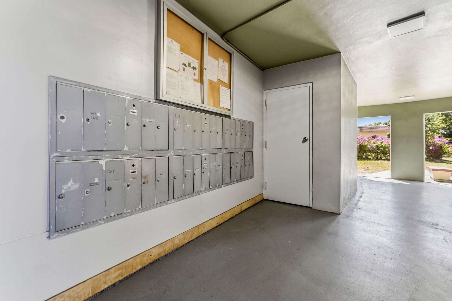 1638 Embassy Drive, Unit 208, West Palm Beach, FL 33401 Photo